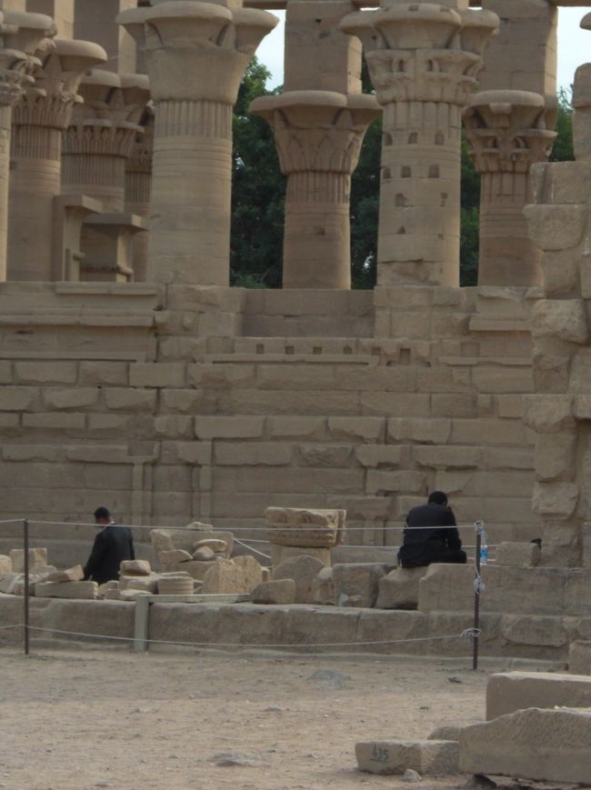 隠し撮り（笑）スーツ姿の警備員。<br />黒いスーツに、サングラス、そして皆、機関銃持ってます。 <br />正直、怖いです。 <br /><br />ちょうど、交代時間だったらしく <br />銃がポイって置いてあったんだけど <br /><br />銃口がこっちに向いてますけど〜〜っ！ <br /><br />生きてる中で、一番近くで機関銃を見た気がします。<br /><br />