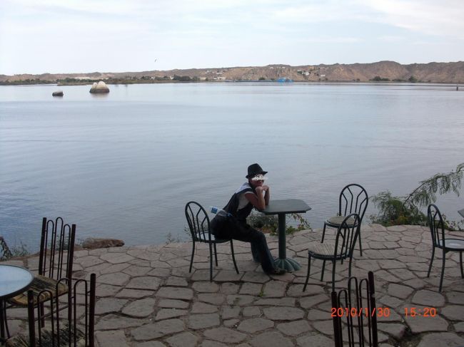 ナイル川のほとりのカフェ。<br /><br />ここは、有名なデートスポットで <br />告白とかプロポーズするんですって。 <br /><br />向かい側に席に座ってくれる人は…（笑）<br /><br />でも、奥には機関銃を持つ、警備員…<br />