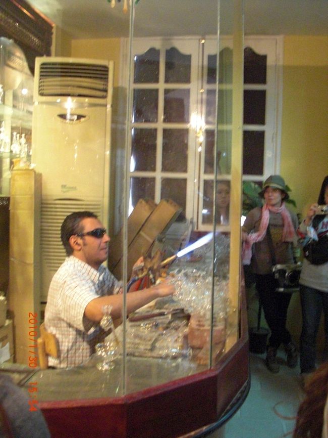 イシス神殿を訪れたあとは <br />アロマオイルと香水瓶のお土産屋さんへ <br /><br />ここでは、実際香水瓶を作る実演をしていました。<br /> <br />ツタンカーメンの埋葬品の中にあった <br />蓮の花の香水は、今も香るらしい… <br />凄っっ！3500年くらい持つんですね。 <br /><br />蓮の花の香油は、エジプトにしかないそうです。 <br /><br />その他にも色んな香油がありました。 <br />説明する兄ちゃんが何やら、ニヤニヤしながら説明してる香油<br /><br />「シークレット　オブ　ザ　デザート(砂漠の秘密）」 <br /><br />『コレヲ　女性ノ体ノ３箇所ニ付ケマス <br />スルト、男ハ元気ニナル。 バイアグラデス！』 <br /><br />・・・・。 <br />逆バージョンもあるらしいけど、教えてくれませんでした（笑）。<br /> <br />