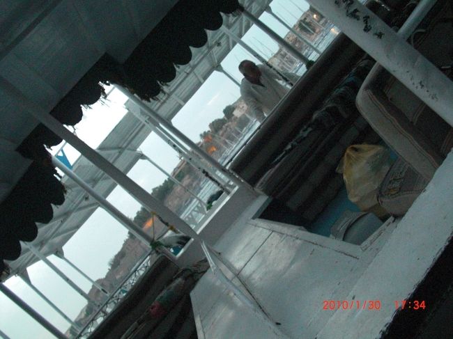 夕飯はまるでジャングルクルーズみたいな船に乗って <br />ナイル川にある島のレストランへ向かいます。 <br /><br />