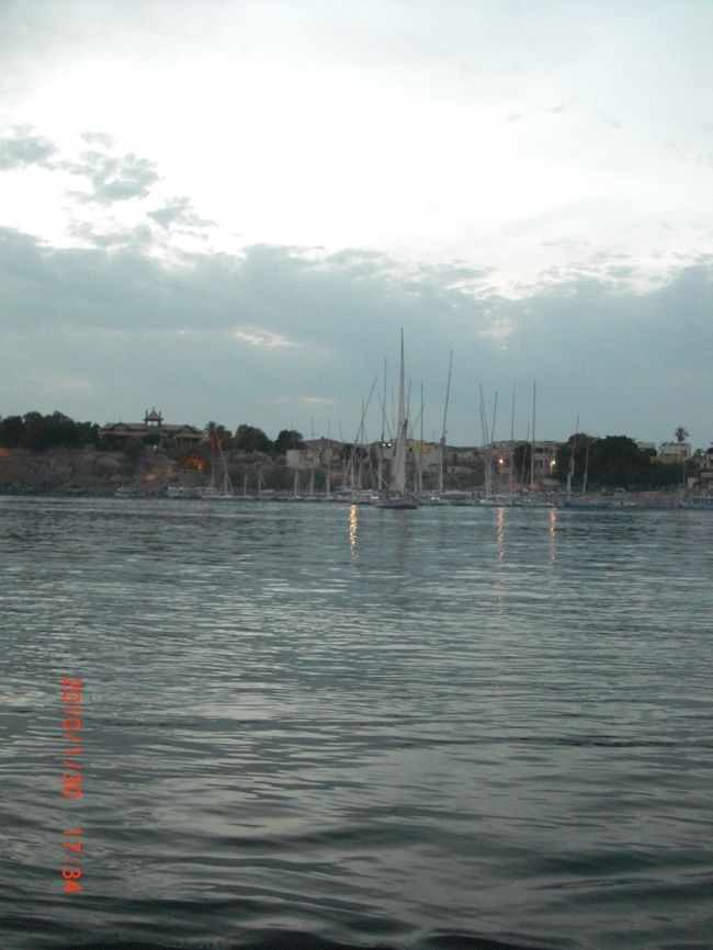 ちょうど夕方で<br />ナイル川と夕日、船、とてもきれいな風景でした