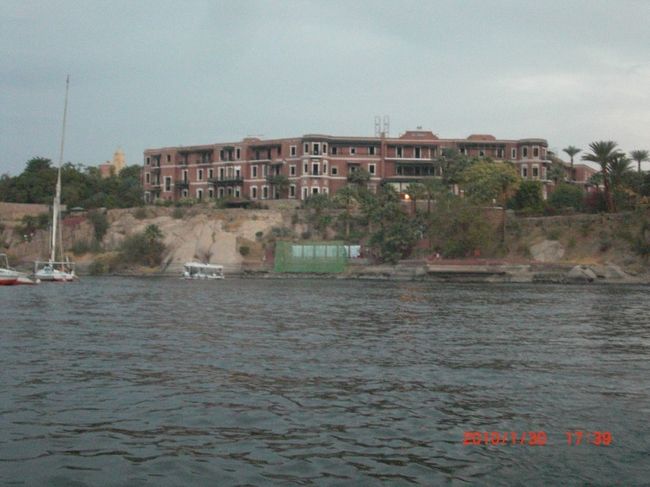 途中、左手に改装中の、超高級ホテルが見えます。<br /><br />あの、有名なアガサクリスティーが執筆していたホテルなんだそうです。 お金持だったんだなぁ。 <br /><br />ガイドさんは、ツアーの付き添いで何度か泊ったけど <br />やたら部屋に、飲み物だのチョコレートだのお伺いだの <br />で、ゆっくりできなくて　嫌だって言ってた。 <br />過剰なサービスは、考えものね。 <br /><br />