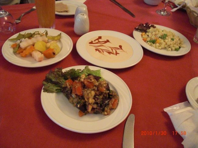 あとは、いつも出てくるものです。<br />パンに付けるゴマペースト。<br /><br />日本で言う、漬物。<br />韓国で言う、キムチ<br />みたいな、それぞれの家庭の味が出てます。