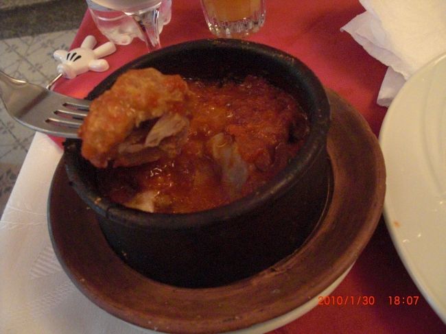 メイン料理、タジン。 <br />白身魚をトマトソースで煮込んだもの<br /><br />面白いのが、 <br />日本だったら、白身魚って言っても <br />魚の種類でメニューも変わるけど <br /><br />エジプトには、そんな細かな名前はない！ <br />魚はぜ〜〜〜〜〜〜〜〜んぶ、さ・か・な。 <br /><br />なので、入ってる魚が人によって違います（笑） <br />私は、中くらいの魚。 <br />お母さんは、骨の大きな大型の魚でした。 <br />ま、魚料理には間違いないですよね。