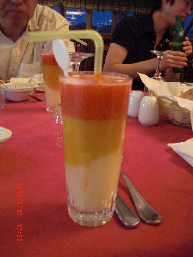 そして、癖になったジュース。<br />マンゴーだけというのが無かったので、ＭＩＸジュース♪ <br />上から、ストロベリー、マンゴー、グァヴァジュース。<br /><br />オンリーマンゴーの方が好きですが、美味しかったです!<br /><br />他の飲み物に比べて、すごく高いのでお代りできず…<br /><br />ご飯より、ジュースの方が美味しかったりします。