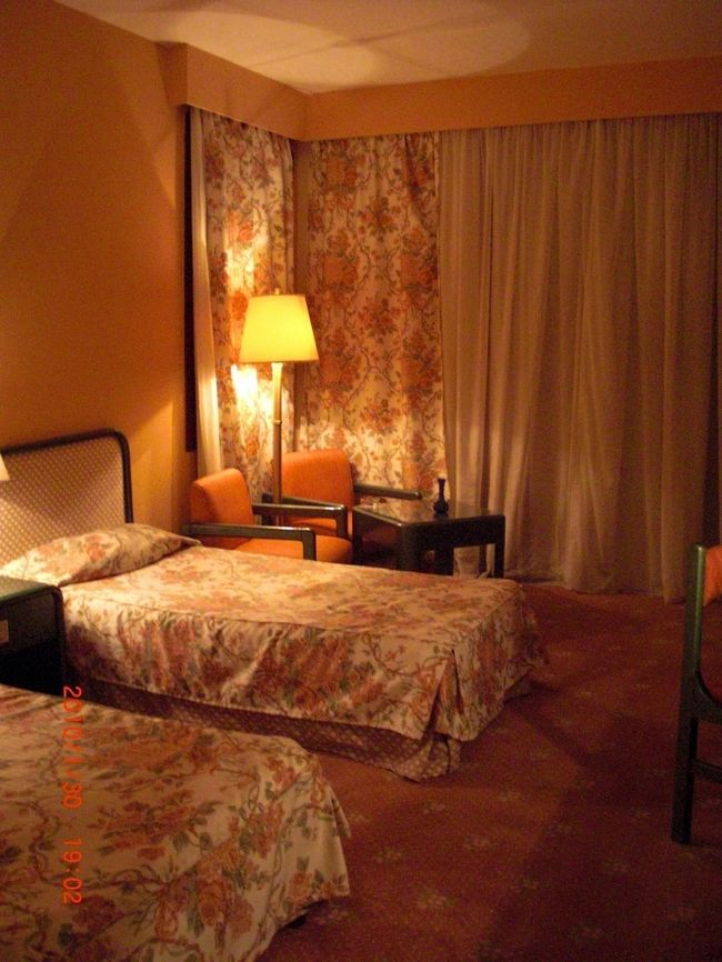 きれい〜〜〜！！ <br />しかも、私の部屋だけ角部屋で、若干広くナイル川ビュー♪ <br />他のお部屋は、ホテルの裏側しか見えないのに。 <br />うふふ〜〜。 <br /><br />お風呂も、角で若干広いんです。<br />一人占め！<br /><br />でも、明日はなんと朝２時起き。 <br />滞在時間７時間！ <br />もったいなさすぎます。<br /><br />