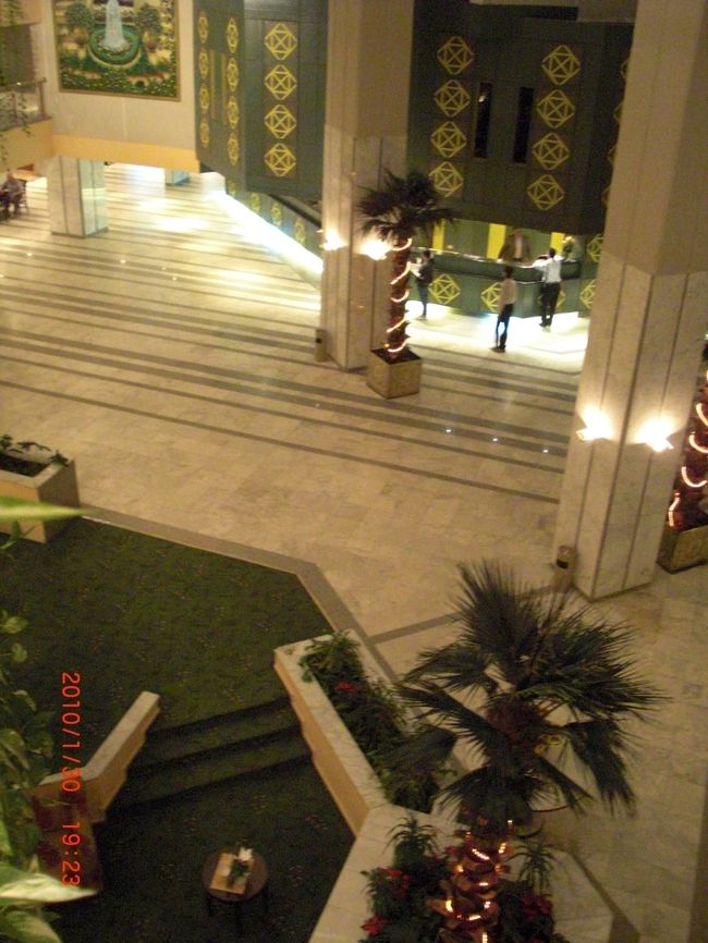 せっかくなので、散策に行きます。<br /><br />ロビーの吹き抜け。<br />白と緑がキレイです。