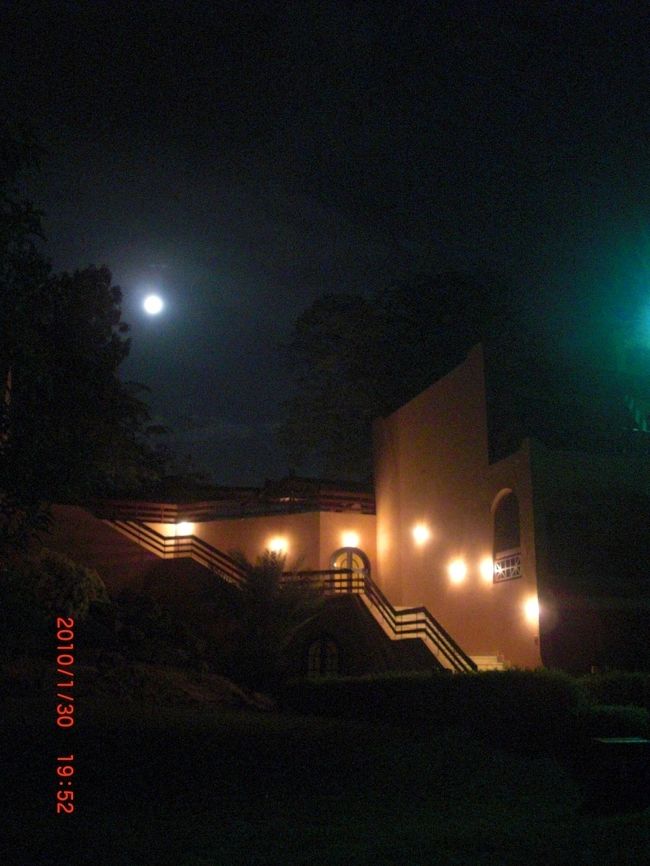 この日は満月で、すごく幻想的でした。<br />ホテルの他に、コテージのような別棟があります。<br /><br />プールや、散策道。<br />少ししかいられないのが、本当に残念。