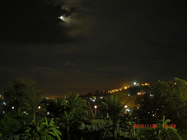 ホテルの周りは、散策コースになっていて <br />欧米の初老の夫婦が、ナイル川に向かってるベンチで <br />ラブラブに語り合ってて <br /><br />めっちゃ絵になってました！ いいですね〜<br /><br />ラブラブがじゃなくて、絵になることがょ <br />ラブラブも羨ましいけど…ぃゃ…ぅん。 <br /><br /><br />翌日は早起きなので、早めに寝ます。<br />おやすみなさい。<br />