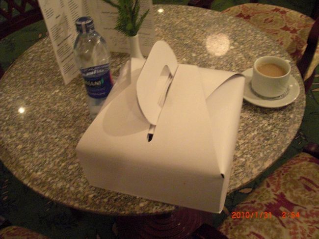 旅のハイライトになるであろう、アブシンベル神殿の日です。 <br /><br /><br />本日のwake up callは、2時15分… <br />出発は3時15分となる。 <br /><br />朝が早いのでホテルで、ブレークファストBOXを受け取りました。 <br />