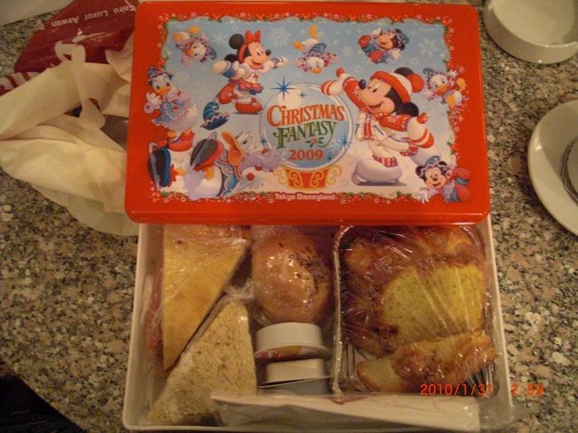 折りたたみ式のディズニーのランチケース。<br /><br />味気のないパンの詰め合わせも、早変わり。<br />こんなものを持ってきた、私はアホですが楽しいからいいのです。 <br />使ったあとは、現地ガイドさんが「買います！」って言うので <br />あげてきました。 <br />喜んでくれました。 <br /><br />バスの中でも、食べやすくて意外に正解でした♪<br /><br />ホテルのボートに10分ほど乗り、対岸へ。 <br />今夜は満月。 すっごく明るい!! <br /><br />アブシンベルへのバス乗り場、昨日の切りかけオベリスクの所へ。 <br />