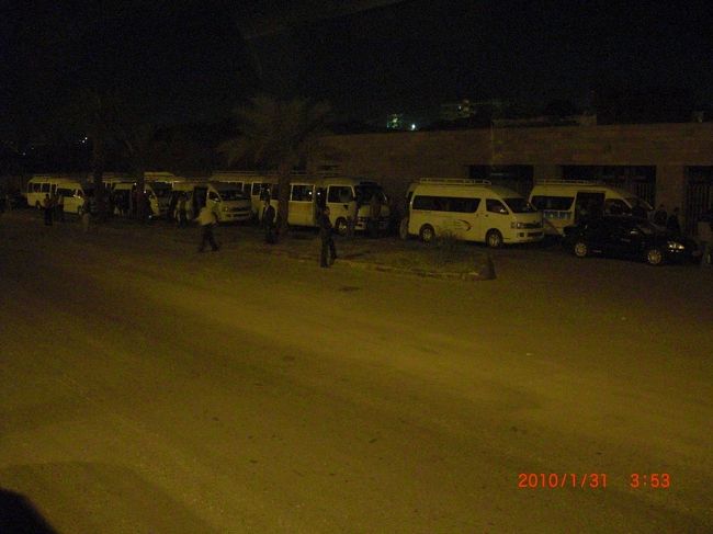 アブシンベル神殿は、情勢の安定しないスーダンとの国境近くということで、 <br />必ず『コンボイ』という、警察に護衛をしてもらわないといけない。<br /><br />前と後ろに警察が付く。 <br />だから、こんな早朝出発も警察側が決めた時間。 <br /><br />今日は日曜日だから、空いてるらしいけど <br />多いときは100〜200台のバスが車列をなして、 <br />250キロの砂漠をカーレースの如く、抜きつ抜かれつ爆走するといいます。 <br /><br />なんと、私の乗ってるバスが先頭です♪ <br />だから、銃を持った警察が乗り込んできた!! <br /><br />正直、今までずっと遺跡でライフル持ったポリスばかりだったので <br />オモチャみたい。 <br /><br />これから、砂漠の道をひた走る。 <br />4時ピッタリの時間に出発。 <br />乗り遅れようが、なんだろうが、1分も待ってはくれないらしい… <br />