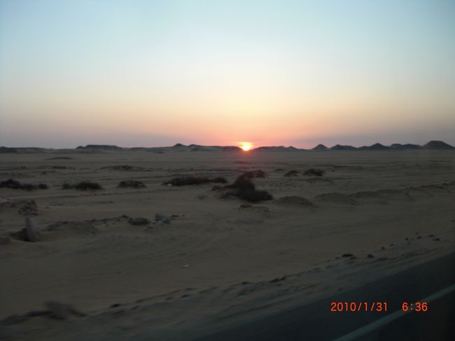 砂漠の中には全く明かりがないから、 <br />星が凄く綺麗らしいけど、 <br />今夜は満月。 <br /><br />月明かりが明るすぎて、あまり見えなかった。 <br /><br />外が明るくなってきて、朝日が出た頃に <br />アブシンベル神殿に到着しました。