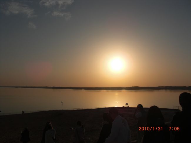 まずは、トイレ(笑) <br />先頭だから、並ばずにトイレに入れました。 <br />車列の後方の人は、並ぶだろうなぁ。 <br /><br />チケットを見せて、セキュリティチェック。 <br />今までの中で、一番厳しい。 <br />男の人は、ボディチェックを受ける。 <br />セキュリティは男だから、女を触れない。 <br />女テロリストがいたらどうするんだろ？ <br /><br /><br />先頭なので、人がいない!! <br />ナセル湖からの、朝日が凄くきれい <br />