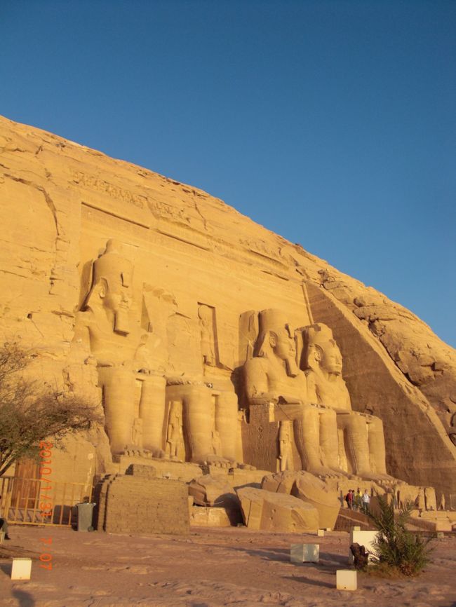 その光を受けて、これが、有名なアブシンベル大神殿！！ <br />左から、30代、40代、50代、60代のラムセス２世 <br /><br />アスワンハイダムの建設により。危うく湖の底に沈むところだった。 <br />こんなにすごいものを!! <br /><br />ユネスコのおかげで、移築されました。 <br /><br />
