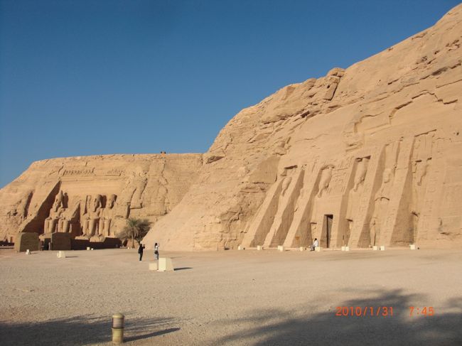 百数十個に切り分けて、組み立て直したそうです。<br /> <br />この遺跡の入口真っすぐに、ラムセス２世の像があるんだけど、 <br /><br />王が生まれた日と、王位に就いたその２日間だけ <br />真っすぐと太陽の光が、奥にある像に当たるようになってるんですって！！ <br />凄すぎます！ <br /><br />移築の際、それも忠実に再現されてます。 <br />良かった〜〜。