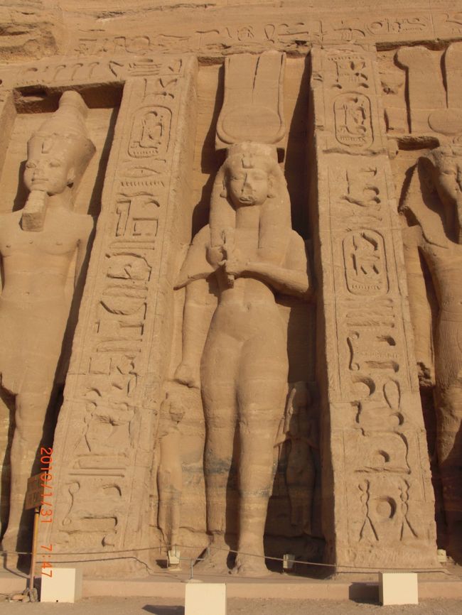 この中は、撮影禁止なので写真はないのですが <br />珍しく、壊されることなく <br />きれいに残っていました。 <br /><br />その横には、小神殿！ <br />大好きな奥さん、ネフェルタリのために作りました。 <br /><br />いやぁ〜、いくら大好きでも <br />こんなものまで作っちゃうとは。 <br />ラブラブ極まりない（笑） <br />（ここの警備員さんは、すっごいイケメンだったんですが、警察だから写真禁止！残念〜） <br /><br />