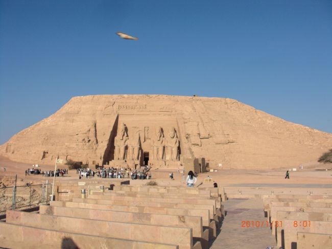 私たちは、先頭だったのでほぼ貸し切りで見れました♪<br />帰る頃に、後続のバスの人々が <br />続々とがやってまいりました。 <br /><br />うまいこと鳥が写真に写り込み、ＵＦＯみたいになっちゃた♪