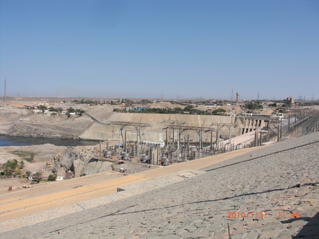 世界最大の人造湖アスワンハイダム。 <br /><br />アスワンハイダムのおかげで地下水が豊富になったけど <br />遺跡の墓の下や、神殿の下などに影響が出ないか <br /><br />湖によって、雲ができ雨が降るようになってしまい <br />学者たちは、心配してる。 <br /><br />そうよね。 <br />いままで、めっちゃ乾燥してたのに <br />カビ生えちゃうし、脆くなっちゃうだろうし… <br /><br />ナイル川が氾濫しなくなったから <br />土壌に栄養がなくなり、塩害もひどい。 <br /><br />でも、おかげで電力が安定し、停電が起きなくなった。 <br />地下水もふんだんに使うことができて <br /><br />昔は国土の　97％　が砂漠だったけど（!!） <br />今では、　87％　になったらしい。 <br /><br />いいのか…悪いのか… <br /><br /><br />って、重い内容を書いたけど、サラッと見学（笑）