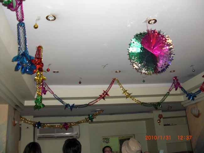 お昼御飯へまいります。 <br />不思議な飾り付けをしている、ご飯屋さん。<br /><br />正月のままかな？