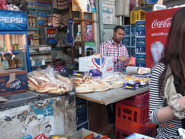 お昼も食べて、バスに乗って５分くらい <br /><br />スークと呼ばれる、市場へ <br />値段は表示されていない。 <br /><br />観光者用の所で、すごく吹っかけられるので <br />最初言ってきた、値段の10〜20分の１の価格が本当の値段だそうです。<br /><br />ちゃんと、値段を表示してくれれば買うかもしれないのに。<br />交渉するのも面倒だし。