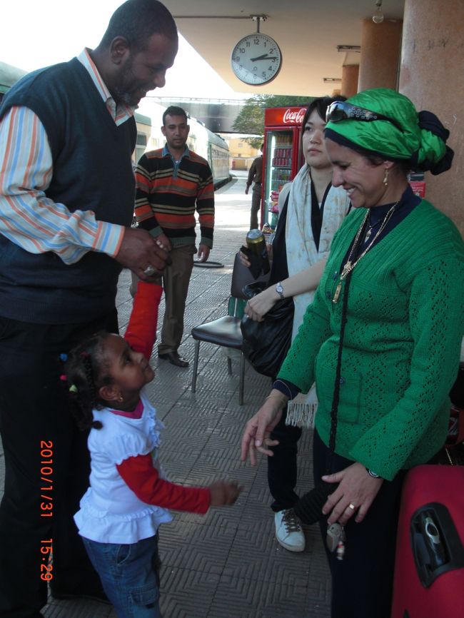 駅では、バスの運転手さんの娘さんが待ってました！ <br />めちゃくちゃ可愛いんです。<br /><br />お母さんは、運転手さんに買いすぎたトマトをもらってもらいました（笑） <br /><br />生の野菜や果物は食べない方がいい！って言われたのに、買ったのでガイドさんに「なんで買ったの〜？？」って怒られていました。<br /><br />後ほど食べましたが、お腹も壊さず、美味しくいただきました。