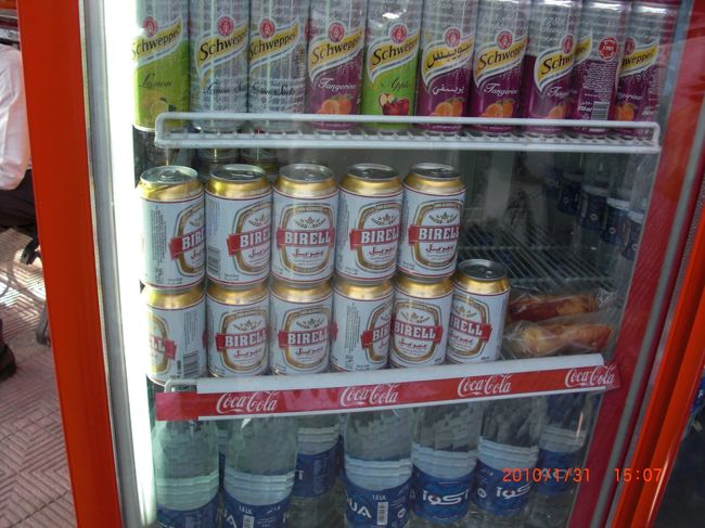 寝台列車には、やっぱり冷えたビールでしょう！<br />と思いますが、これは偽ビール。 <br />イスラム教はアルコールを飲んではいけません。 <br />公の所でも飲んじゃいけないんだって。<br /><br />