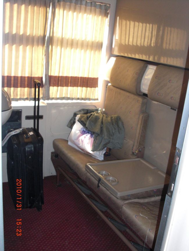 １部屋２人用。<br />私たち３名なので２部屋。 <br />２つの部屋は、内扉で行き来できるようになっています。 <br /><br />なんとなく、定刻通りに出発。 <br />日本みたいに、正確ではありません。