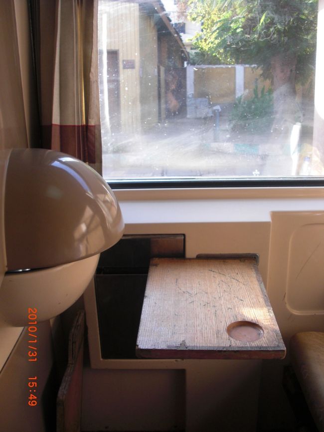 部屋には、簡単な洗面台（左の丸い所）も付いています。<br />穴に、木をさすだけのテーブルもあります。<br /><br />意外に部屋は広く、フランス〜スペイン間のエリプソスより広いです。