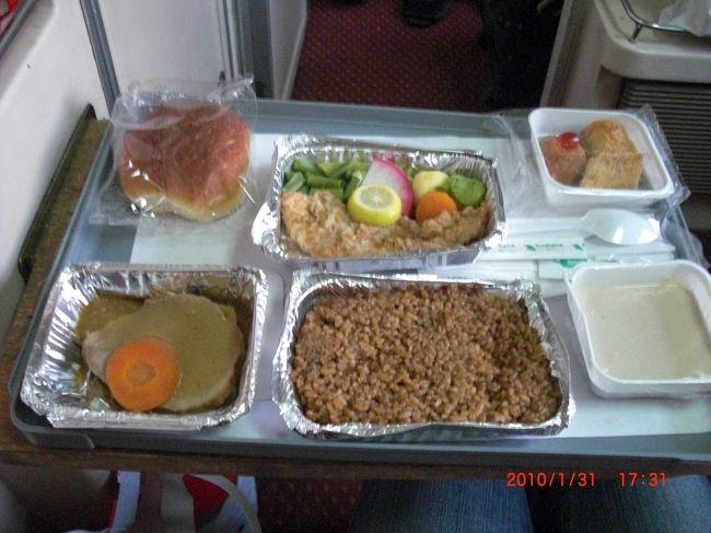 アスワン駅を出て、約１時間後夕飯 <br /><br />ガイドさんも、添乗員さんも <br />『すっごくまずくて、食べれない！』 <br />「本当にまずい！だから、日本から持ってきたものを食べて！」 <br />って散々言ってたけど <br /><br />普通に美味しい（＾＾）。 <br />