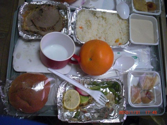 でも、面白いのが <br /><br />家族３人、違うメニュ〜!!!<br /> <br />機内食みたいに、聞かれるわけじゃなくて<br />適当に配られます。 <br />