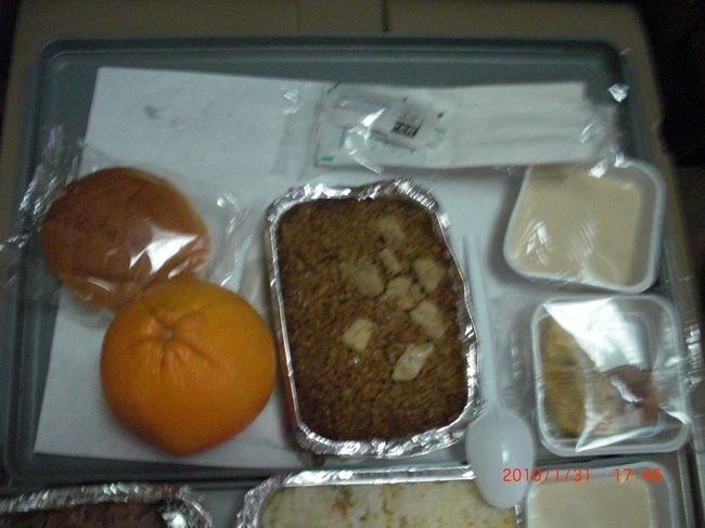 しかも、あとで他の人に聞いたら <br /><br />「鳥の空揚げだった」 <br />「鳥だったけど、すっごいかたいチキンカツだった」 <br />「牛肉だった」 <br />「魚だった」 <br />「デザートはなかった」 <br /><br />…などなど、おもしろすぎます。 <br /><br />