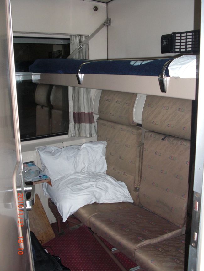 夕飯食べ終わると、車掌さんがベットを作ってくれる <br /><br />私は、一人なので上にベットを作ってもらったけど <br />下のイスで、寝っ転がって携帯いじってたら <br />「オハヨウゴザイマ〜ス」 <br />って、車掌のノックに起こされました（笑） <br /><br />特技：どこでも寝る <br /><br />お父さんは、あんまり寝れなかったって… <br />添乗員さんも、 <br />「お客さんの中でも、寝れない人も多いんです、 <br />ここで体調崩される方も多いんですよ。」 <br /><br />…私…19時ころには、イスで爆睡しちゃいました…。 <br /><br />しかも、この日は例のサッカーの決勝戦 <br />結果エジプト優勝で、室外はかなりうるさかったらしい。 <br />…知らないけど・・・・ <br /><br />