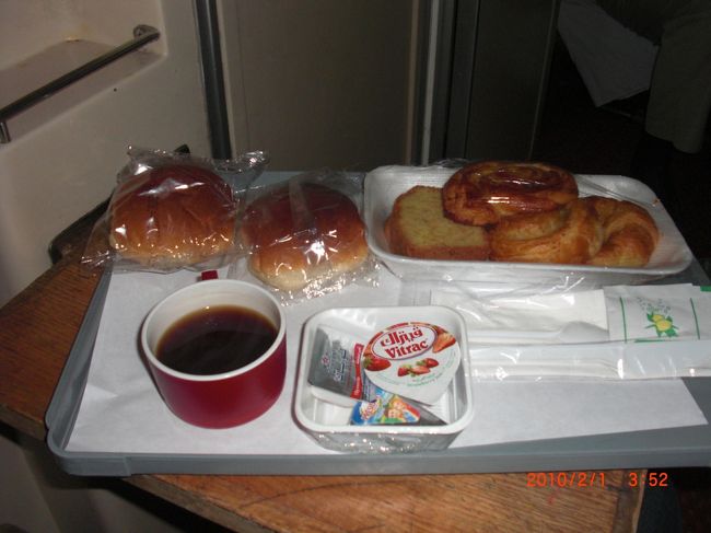 ５時ころギザに到着なので、3時30分にモーニングノック <br />そして、朝ごはん <br />パンの盛合せ。<br /><br />お父さんが、少し多めにチップを渡したら<br />何回もコーヒーのお代わりを持ってきてくれました。<br /><br />コーヒー好きには貯まりません。