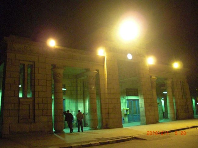 夜も明けきらないまま、５時ころ　ギザ駅に到着しました。<br /><br />…本当は、６時過ぎに到着予定だったんだけど <br />早く着きすぎましたね・・・・<br />