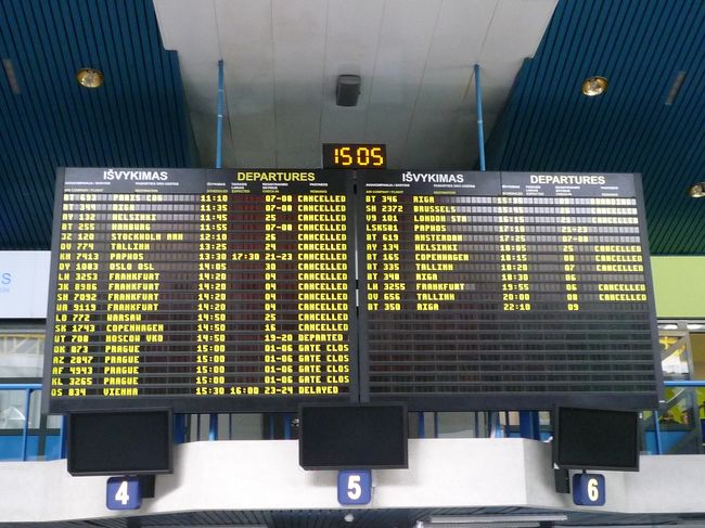 欠航だらけ……！<br /><br /><br />そうですとも、アイスランドの火山が原因なのさ。<br />コペンハーゲンに飛ぶはずだったんですけどね…（苦笑）<br /><br /><br />ははは・・・<br /><br />もう笑うしかない！