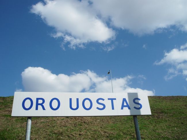 空港駅でヴィリニュス中央駅行きの電車を待つ。<br /><br /><br />結局バスでドイツまで行くことに。<br />あさって出発ということで、明日は一日フリーだ！<br /><br /><br />よし、トゥラカイ城に行こう！