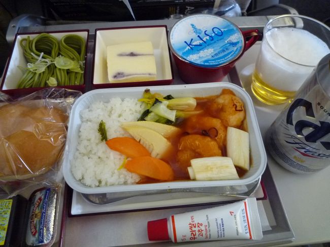 アシアナ航空　成田→仁川　機内食<br />「エビチリご飯」<br />意外にも衣はそんなに厚くなくて、身がプリプリしてておいしい。<br />サイドは茶そば。<br />最近はぺチュキムチ出さないのかな？<br />そして「とりあえずもらっとけコチュジャン」（笑）