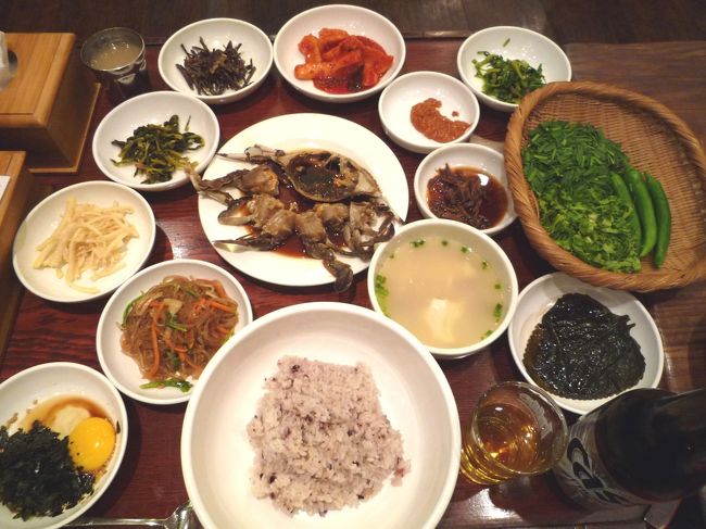 どんどん運ばれて来ましたー！<br />「カンジャンケジャン定食」（蟹の醤油漬け定食）　W18000（1350円）<br />おかずがすごく丁寧に作ってあってみんなおいしい！<br />薄味で上品なチャプチェ。屋台のとは全然別物。<br />スープは今日本でちょこっとブームのプゴグッ（干し鱈スープ）。<br />肝心のケジャンはややしょっぱめかな。でもちゃんとミソ入ってたし結構食べ応えあり。<br />もちろんキムチやナムルや生野菜もみんな新鮮でうまい！<br />