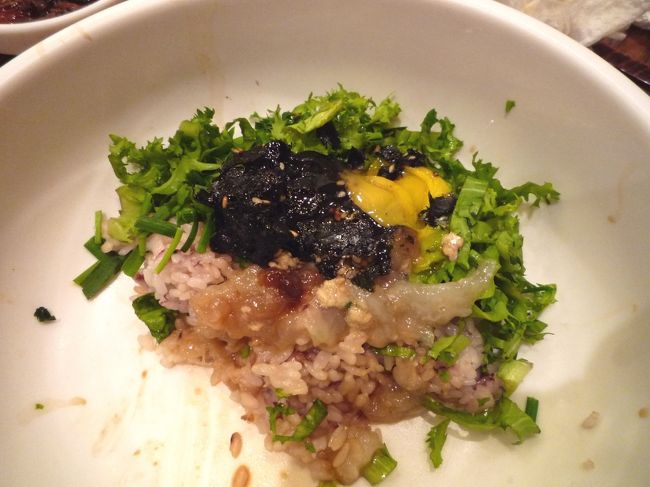 さらに残ったご飯に蟹の身を乗っけて、さらに海苔と生卵を投入！<br />これをビビンビビンしていただきます♪<br />うん、うまい！でもちょっと蟹の味は消えちゃうかも・・・？<br />身は入れないで卵かけご飯として食べたほうが正解。<br /><br /><br />