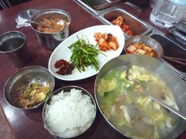 メニューはプゴグッ一品だけの直球勝負！<br />なので座るだけで自動的に運ばれてきます。<br />白菜キムチ、ニラの和え物、キュウリの漬物はテーブル備え付けの容器からお皿に取り分け。<br />アミの塩辛は2種類来て、プゴグッ用とご飯用だそうな。