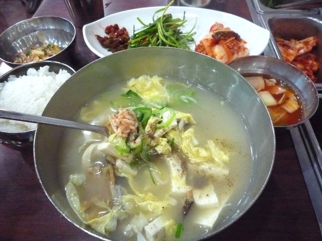 「プゴグッ」（干し鱈のスープ）　W6000（450円）<br />フムフム、干し鱈と豆腐とふんわり卵の半濁スープですな。<br />アミの塩辛をちょいと入れていざ！<br />おお〜〜すごく優しい味わい。。干し鱈のひなびた風味がいいですね〜♪<br />鱈の香りが強いので牛ダシはあまり感じず。<br />途中からニラ投入！入れたほうがもっとおいしい♪<br /><br />