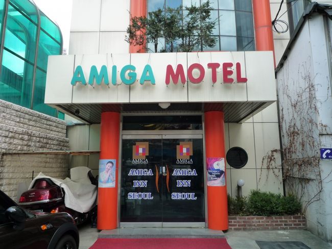 昼間のアミガモーテル。<br />鐘路、東大門、広蔵市場周辺で活動する人にはオススメの立地！<br />歩くには遠い近場に行くときにはバスが便利だった。ほとんどのバスが鐘路1街〜5街〜東大門を通ってます。<br />そして地下鉄鐘路5街駅までの道にずらっと飲食店が並んでるのも魅力的。<br /><br />
