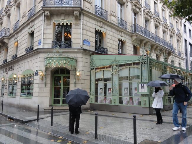 凱旋門の上に登る事は諦めて雨の中をトボトボ歩いているとマカロンで有名なラディュレを発見！！<br />まだ大して歩いていないのに早速休憩です。　（笑）