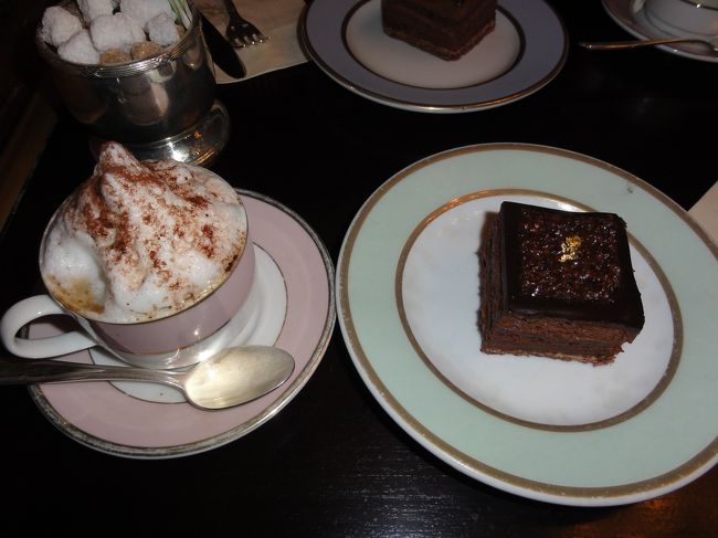 ラディュレのチョコレートケーキとカプチーノ。<br />驚いたのは、ＣＤＧから乗ったロワシーバスで一緒だった札幌から来たと言う女性と偶然にもこの店でまた会った事。<br />世間は狭いですね〜