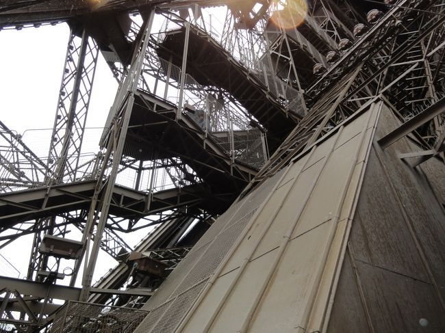 途中の階段はこんな感じです。<br />展望台ではあまりにも風雨が強くて写真は取れずじまい。。。