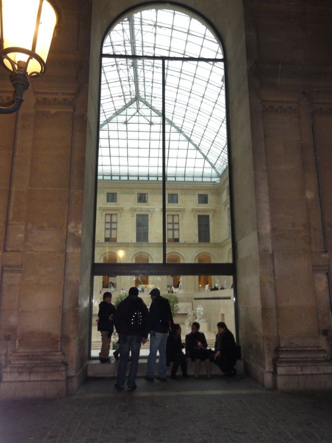 エッフェル塔を後にし、今度はルーブル美術館へ向かいました。