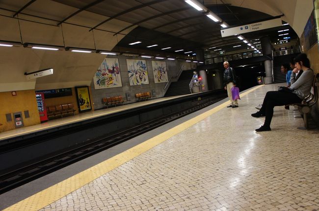 まずは始発の地下鉄に乗る。