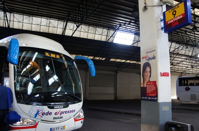 長距離バス。<br />意外にキレイ。