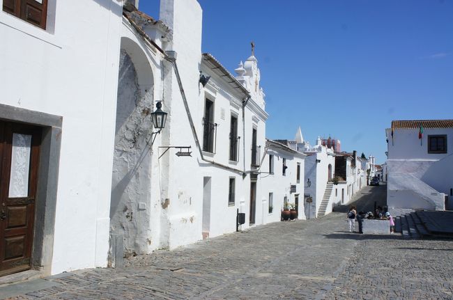 城壁の内側へ。<br />白い壁が綺麗な街。